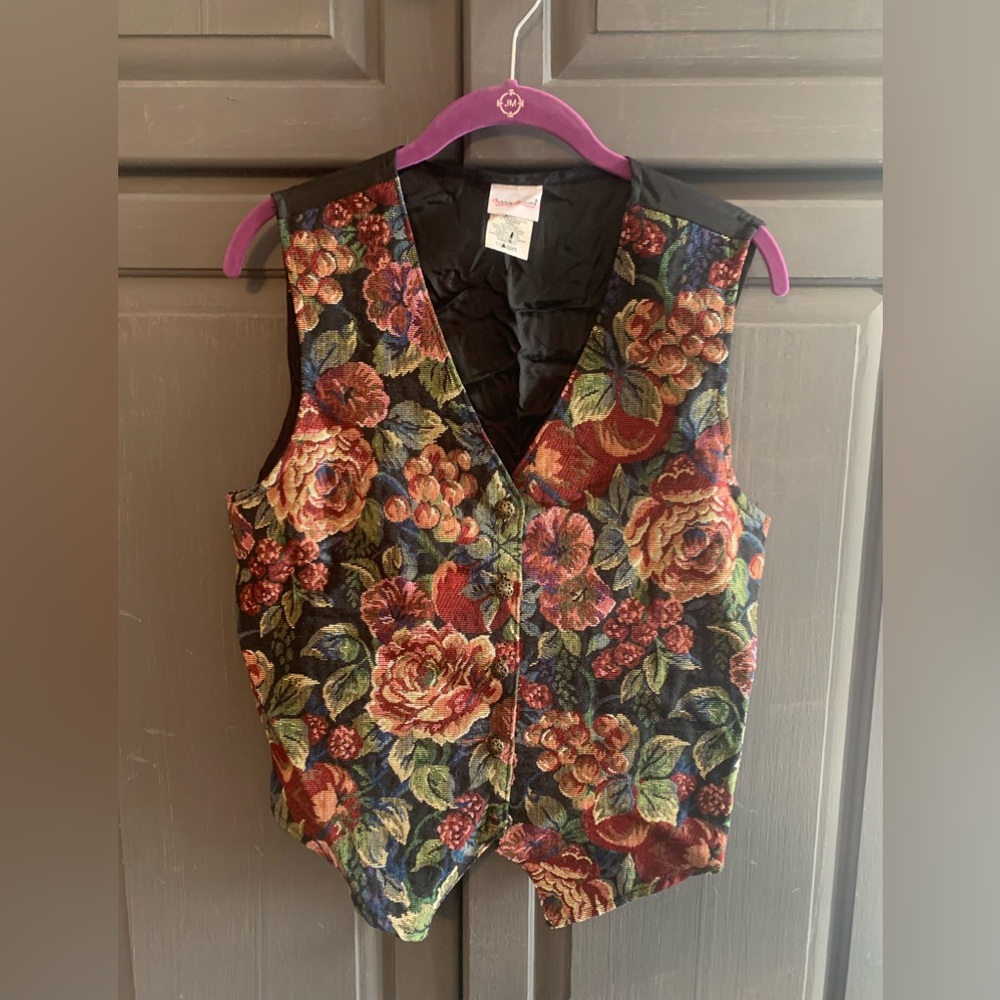 Bobbie Brooks vest in great condition. Size medium.